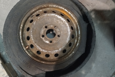 Колесо ходове марки Continental Vanco, розміром 205/65 R16, з металевим диском, пошкоджене розрізом