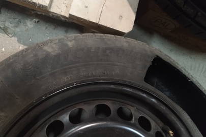 Колесо ходове марки Michelin, розміром 195/65 R15, з металевим диском, пошкоджене розрізом