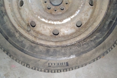 Колесо ходове марки Pirelli, розміром 205/65 R15, з металевим диском, пошкоджене розрізом