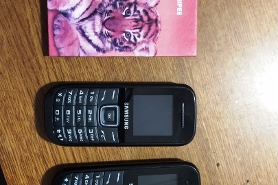 Мобільні телефон марки "SAMSUNG", бувші у використанні, у кількості 2 шт. та записна книжна