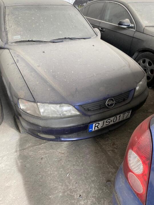 Легковий автомобіль марки «Opel» моделі «Veсtra», 1996 р.в.,  кузов № W0L000036T5162628, реєстраційний номерний знак Польщі  RJS01T7, синього кольору