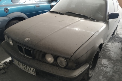 Легковий автомобіль марки "BMW", модель "525", 1991 року випуску, реєстраційний номерний знак RJA72074, кузов № WBAHD61090BK23759, синього кольору