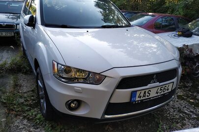 Легковий автомобіль марки "Mitsubishi", модель "Outlander", 2010 року випуску, реєстраційний номерний знак 4AS4564, кузов № JMBXJCW7WAF006197, білого кольору