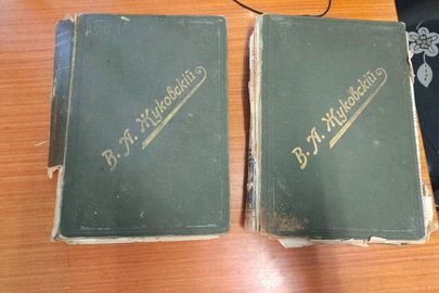 Книги іноземного виробництва різних років видання, з ознаками використання, у кількості 10 шт.