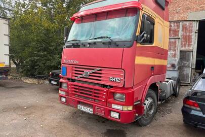 Вантажний автомобіль VOLVO FH 12, 2000 р.в., ДНЗ ВА7172АА, червоного кольору, номер шасі кузова YV2A4DPA4YB256789