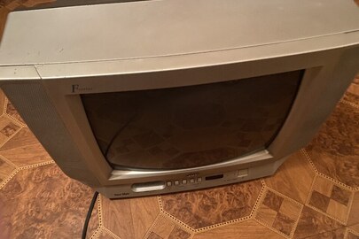 Телевізор JVC сірого кольору у неробочому стані