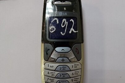 Мобільний телефон " LG" золотистого кольору,бувший у використанні