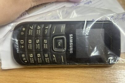 Конфісковане майно за ухвалою суду: мобільний телефон " Samsung ", чорного кольору, бувший у користуванні
