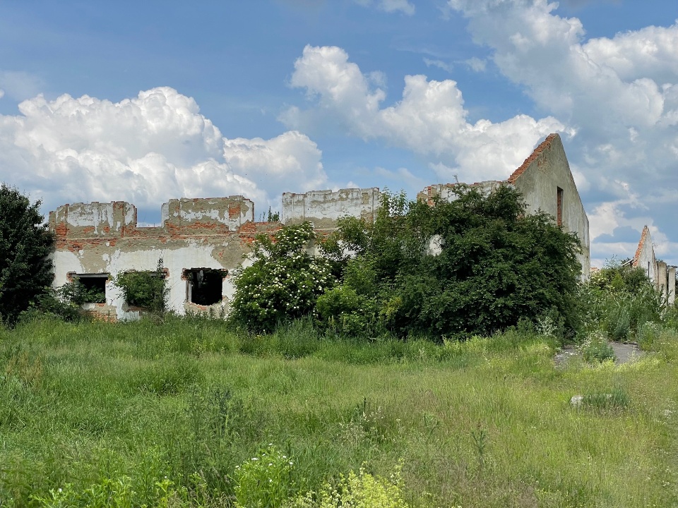 Іпотека: нежитлова будівля, (стайня №3), загальною площею 1595,9 кв.м., за адресою Івано-Франківська обл., Тлумацький р-н, с. Яківка, вул. Колгоспна, 19а