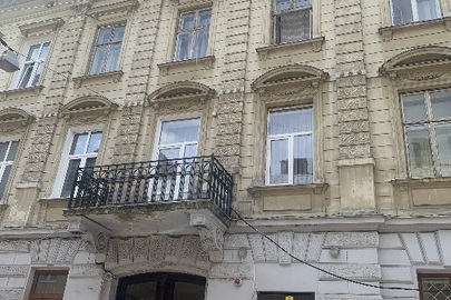 1/4 частка квартири загальною площею 67,4 кв.м. житловою площею 52,4 кв.м. знаходиться за адресою: Львівська обл. м. Львів вул. Волошина, буд.4, кв.5