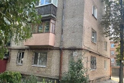 1/2 частка квартири загальною площею 45,01 кв.м., житлова площа 26,9 кв.м. знаходиться за адресою: Дніпропетровська обл., м. Кривий Ріг, вулиця Кропивницького, будинок 29а, квартира 14