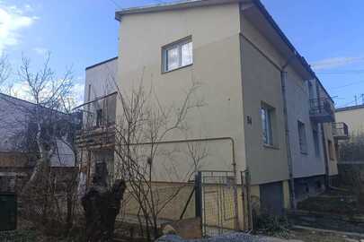 2/6 частка двокімнатної квартири загальною площею 62.4 м.кв., за адресою: м. Львів, вул. Окружна, буд. 64 кв. 3