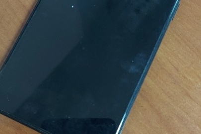 Мобільний телефон Xiaomi Redmi 5 чорного кольору у вимкненому стані - б/в