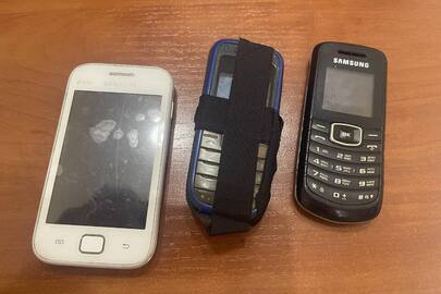 Мобільний телефон марки "Nokia" чорно-синього кольору, мобільний телефон марки "Samsung" білого кольору, мобільний телефон марки "Dodgee" чорного кольору