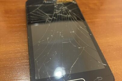Мобільний телефон марки "Samsung" чорного кольору