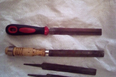 Напилки металеві шириною 2 см., довженою 20 см., 2 од.б/в; напилки з рукоятками (дерев’яною та пластмасовою червоно - чорного кольору) шириною 2 см., довжиною 25 см, 2 од. б/в