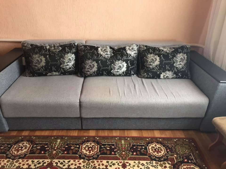 Гостиний прямий м'який диван з дерев'яними підлокітниками сірого кольору, 1 од., б/в