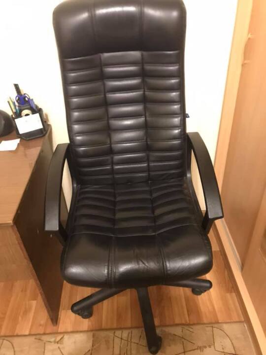Комп'ютерне крісло, зі шкірозамінника чорного кольору, 1 од., б/в