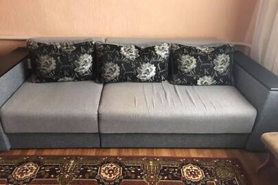 Гостиний прямий м'який диван з дерев'яними підлокітниками сірого кольору, 1 од., б/в