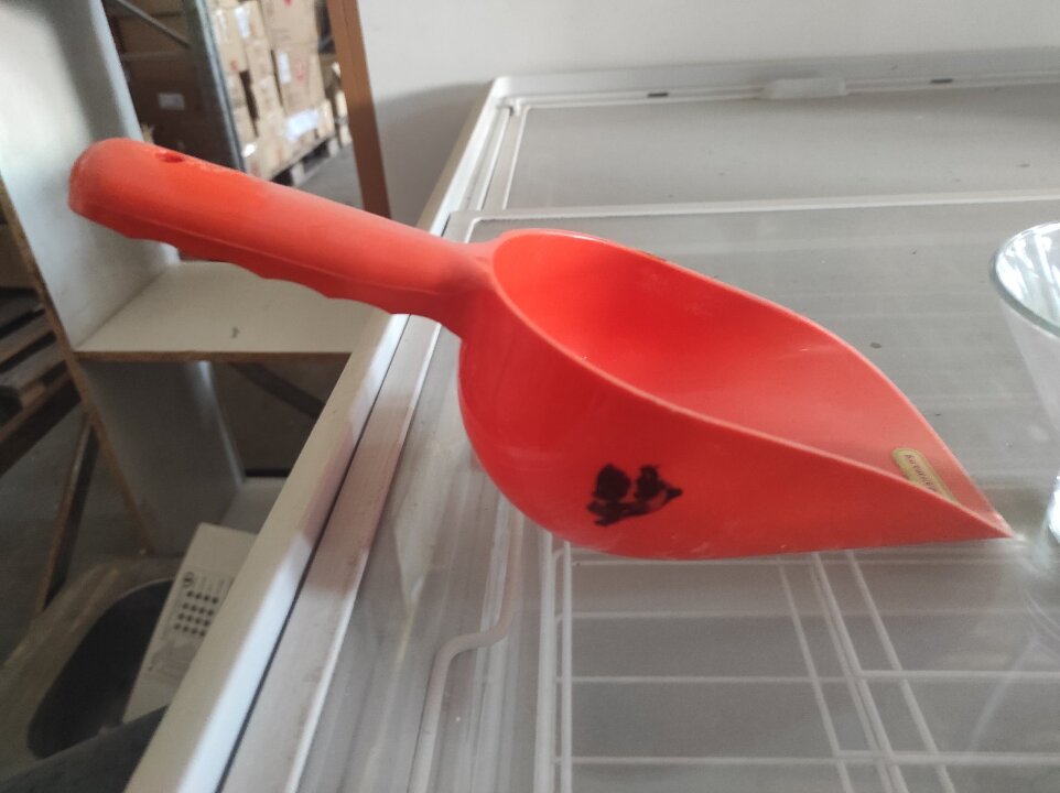 Лопатка для морозива помаранчевого кольору б/в у кількості 1 шт.