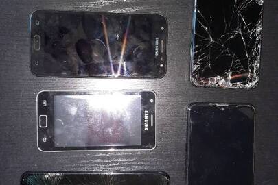 Мобільний телефон SAMSUNG чорного кольору б/в, у кількості 6 одиниць