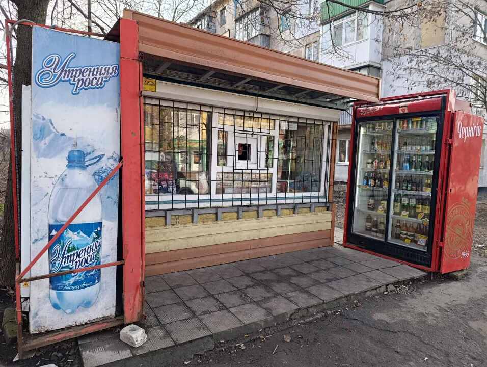 Тимчасова споруда торгівельного призначення, металева з утеплювачем, розміром 3,2 м на 3,3 м, загальною площею 10,56 кв.м, розташована за адресою: Дніпропетровська область, Кам'янський район, м. Жовті Води, вул. Франка, район будинку № 15 по вул. Шевченка