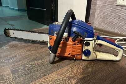 Конфісковане майно за вироком суду: Бензопила марки "ZOMAX ZM 520016120246" синього кольору бувша у використанні 