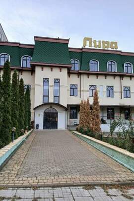 Нежитлова будівля - готель та кафе "Ліра", заг. пл. 1 550 кв.м., з терасою літ."а", гараж літ."Г’" та земельна ділянка К/Н 6320210100:00:030:0207, пл. 0,2228 га: Харківська обл., Балаклійський р., м. Балаклія, пров. Нижньо-Садовий, буд. 2-а 