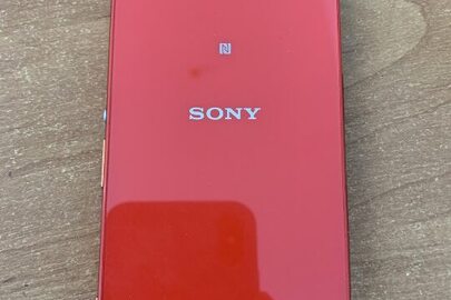 Мобільний телефон SONY червоного кольору