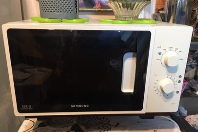 Мікрохвильова піч SAMSUNG модель MW 712AR, білого кольору 2011 року випуску, б/в
