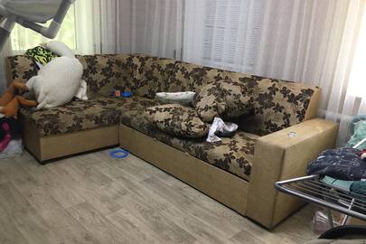Конфісковане майно за вироком суду: диван кутовий, розкладний з кольоровим принтом, б/в