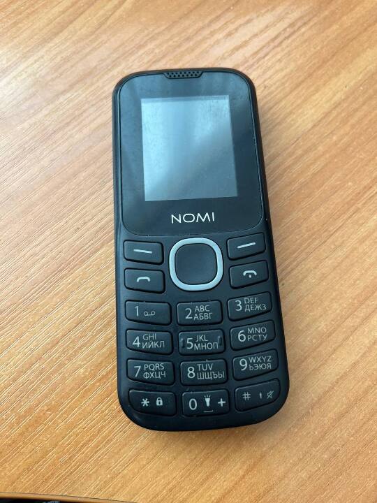 Мобільний телефон марки Nomi, б/в