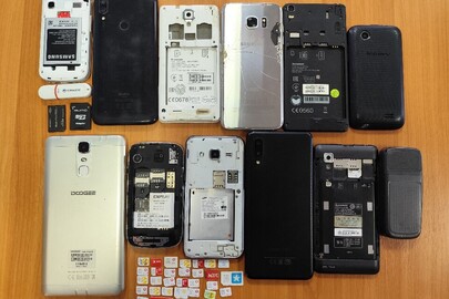 Конфісковане майно за рішенням суду: мобільні телефони -12 шт., сім-карти мобільного зв'язку - 33 шт., флеш-накопичувачі - 3 шт. (б/в)