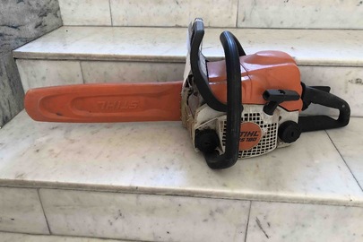 Бензопила оранжевого кольору марки "Stihl", MS 180 3/8 " Р Р Сhainsaw, б/в