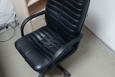 Крісло офісне чорного кольору, 1 шт., б/в