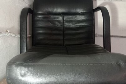 Крісло офісне чорного кольору (потребує ремонту), 1 шт., б/в