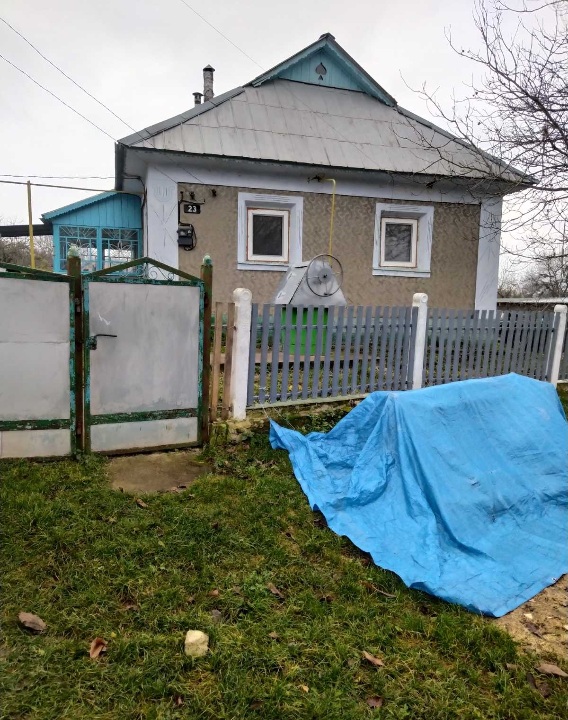 Домоволодіння, в складі: житловий будинок з верандою та надвірними будівлями заг. пл. 63кв.м. та земельна ділянка заг.пл.0.2216 га, кадастр.№ 6820687000:01:002:0020 за адресою:Хмельницька обл.,Хмельницький(Віньковецький) р.,с.Покутинці,вул.Чкалова,23