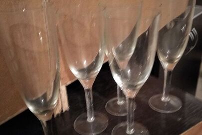 Бокали для шампанського, скляні, різні, б/в – 9 шт.