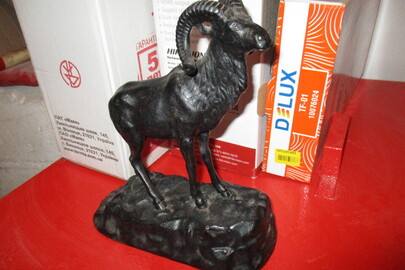 Металева фігурка козла, чорного кольору,  б/в, 1 шт. 