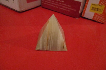 Піраміда трикутна статуетка маленька, біло-жовтого кольору, б/в, 1 шт. 