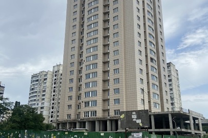 Майнові права на трикімнатну житлову квартиру №10, загальною площею 97,84 кв.м, житловою площею 53,36 кв.м, яка буде побудована в майбутньому за адресою м. Київ, проспект Правди, буд. 80-82