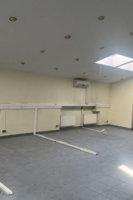 Група нежитлових приміщень загальною площею 331.6 кв.м, що знаходяться за адресою  Київська обл., Бучанський р., с. Чайки, вулиця Лобановського Валерія, будинок 21, корп. 6, приміщення 3А, реєстраційний номер об’єкта нерухомого майна: 2599519432080