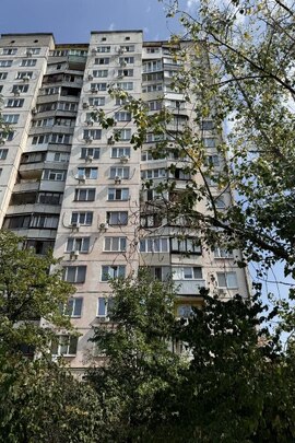 1/2 частина двокімнатної квартири, загальною площею 45.5 кв.м, житловою площею 26.00 кв.м, що знаходиться за адресою м.Київ, проспект Оболонський, будинок 14а, квартира 164, РНОНМ 1175945480000