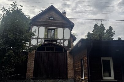 1/2 частина житлового будинку загальною площею (кв.м): 293.2 та 1/2 частина земельної ділянки пл. 0.1438 га, К/Н: 3221886001:01:212:0001 за адресою: Київська обл., Вишгородський р-н, с. Нові Петрівці, вул. Монастирецька, 5