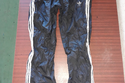 Спортивні штани чорного кольору з білими смугами з боків з надписом «Adidas» у кількості 1 штука