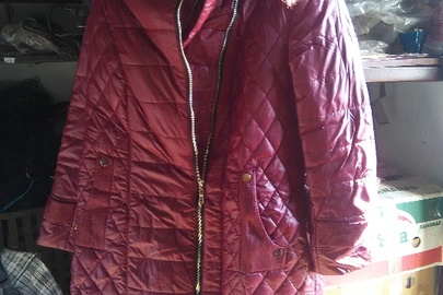 Пальта жіночі зимові червоного кольору з хутряним коміром-капюшоном з маркуванням на ярлику "MS Collection" у кількості 8 штук, пальта жіночі зимові різних кольорів з хутряним коміром-капюшоном з маркуванням на ярлику "Mangust" у кількості 6 штук