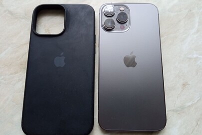 Конфісковане майно за рішенням суду: мобільний телефон торговельної марки «Apple» моделі «IPhone», чорного кольору, б/в