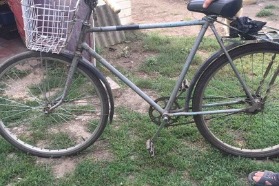 Велосипед сірого кольору з корзиною, б/в