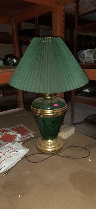 Лампа настільна, зеленого кольору, в кількості 1 шт., б/в