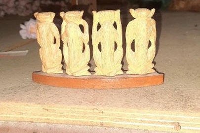 Статуетка дерев'яна з чотирма мавпами, в кількості 1 шт., б/в